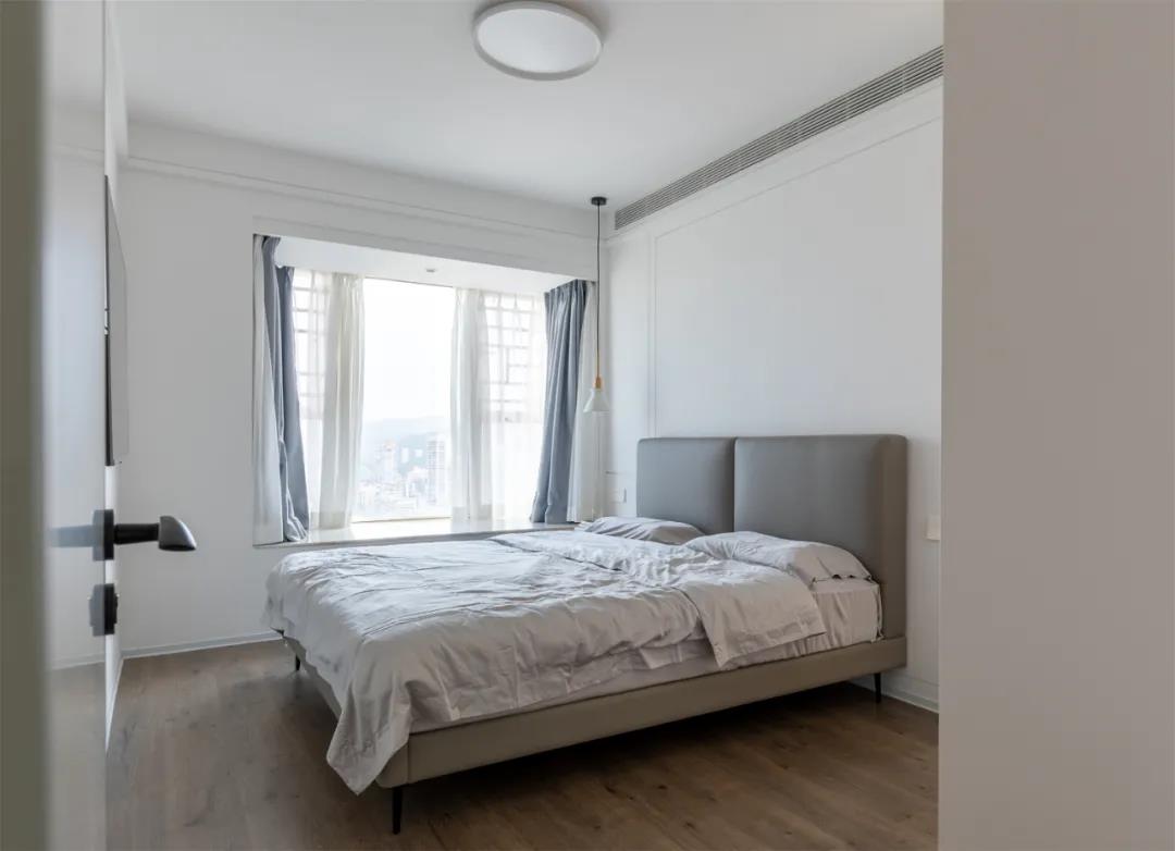 高級感大平層：飄窗別打通了！他家神奇改造多一室