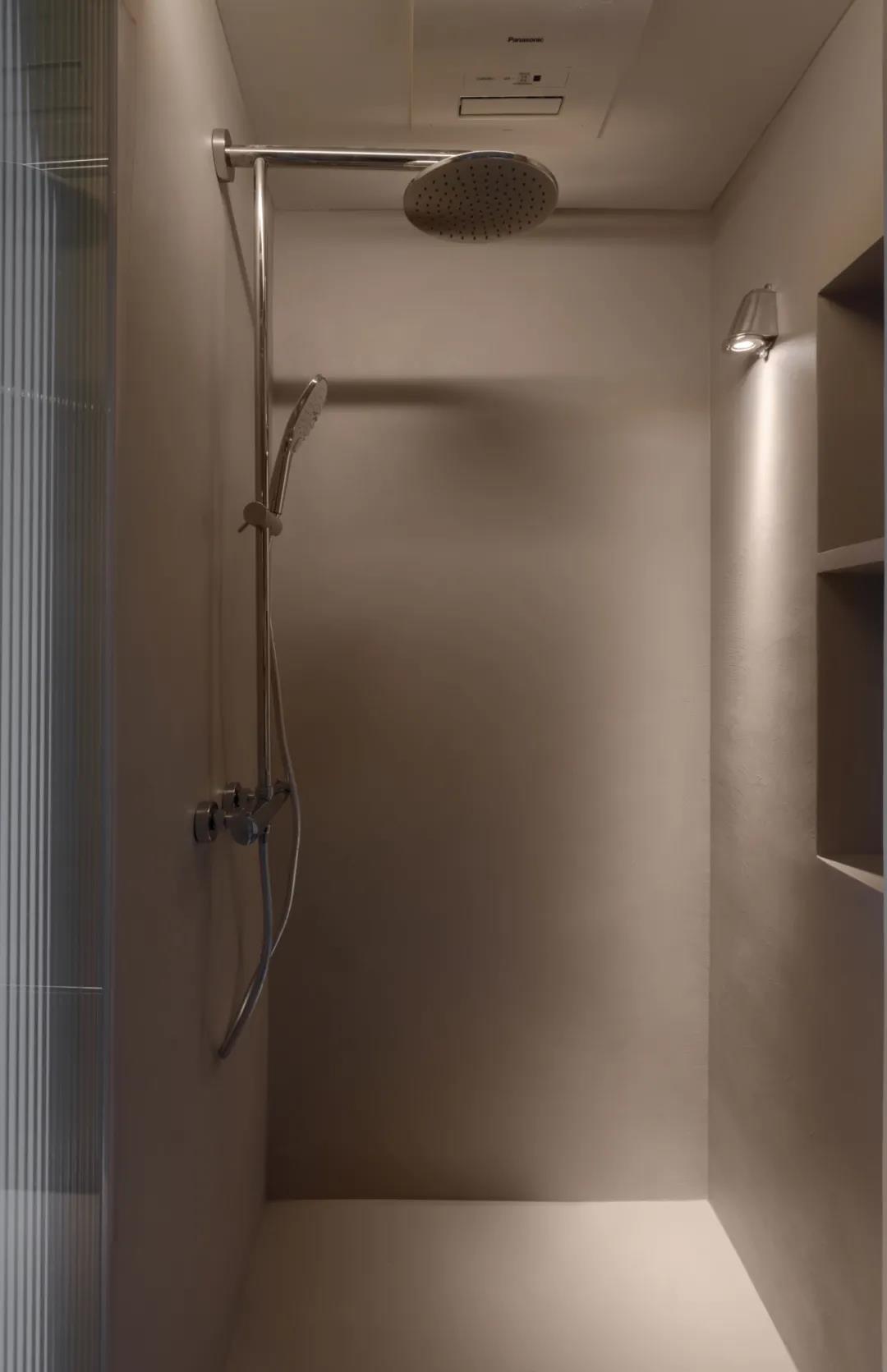 她家小復式把壁龕玩明白了，樓梯也能收納力滿分！	