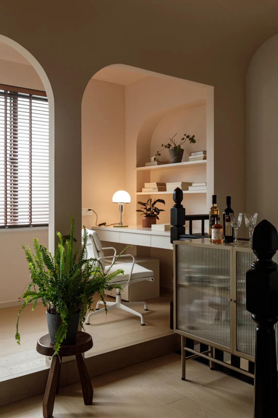 她家小復式把壁龕玩明白了，樓梯也能收納力滿分！	