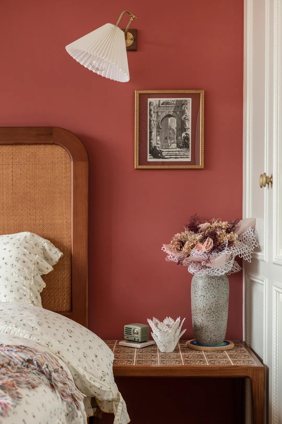 時髦精家裝日記丨“國潮”朱砂色臥室美出圈~	