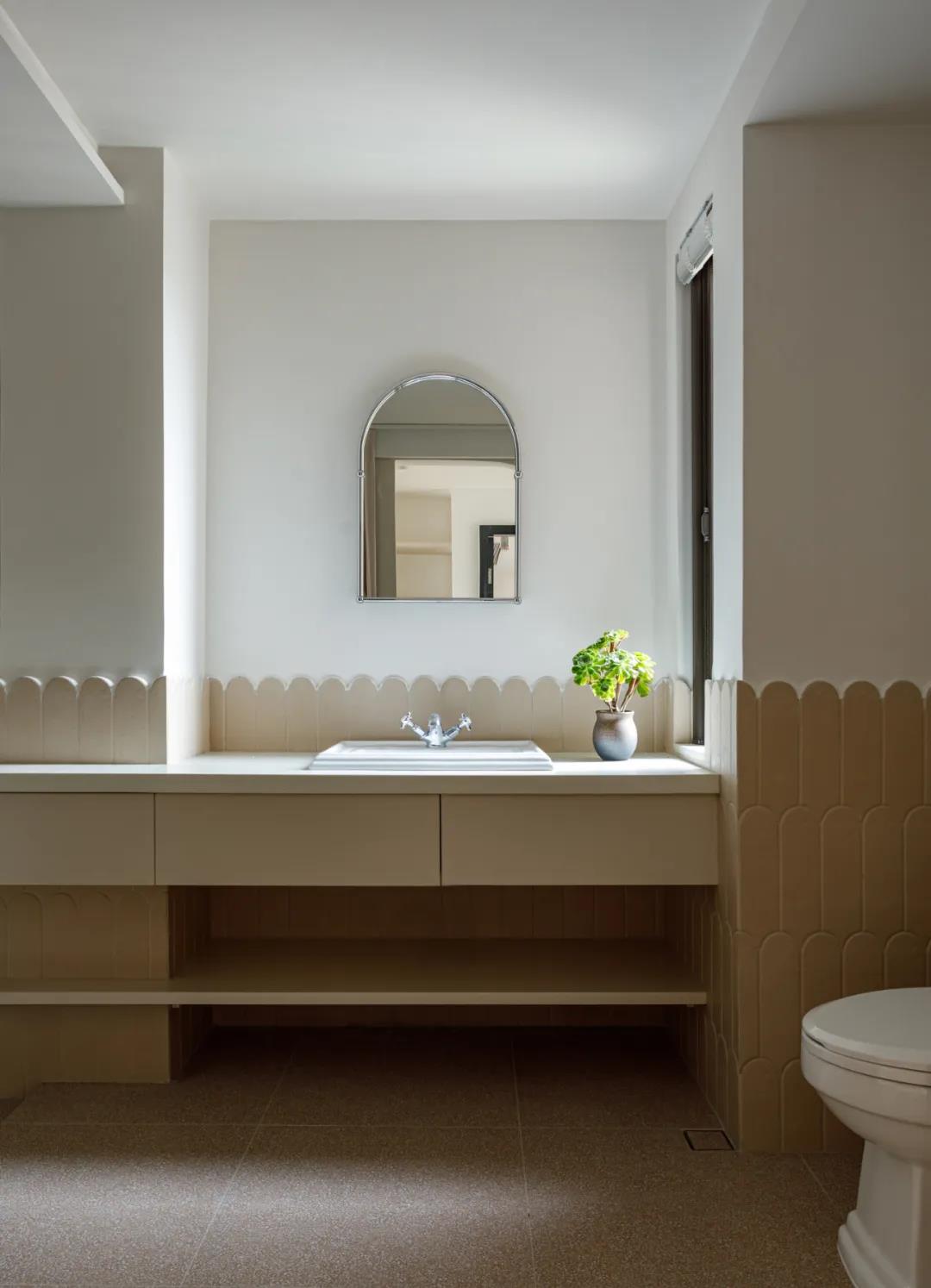 她家小復式把壁龕玩明白了，樓梯也能收納力滿分！	