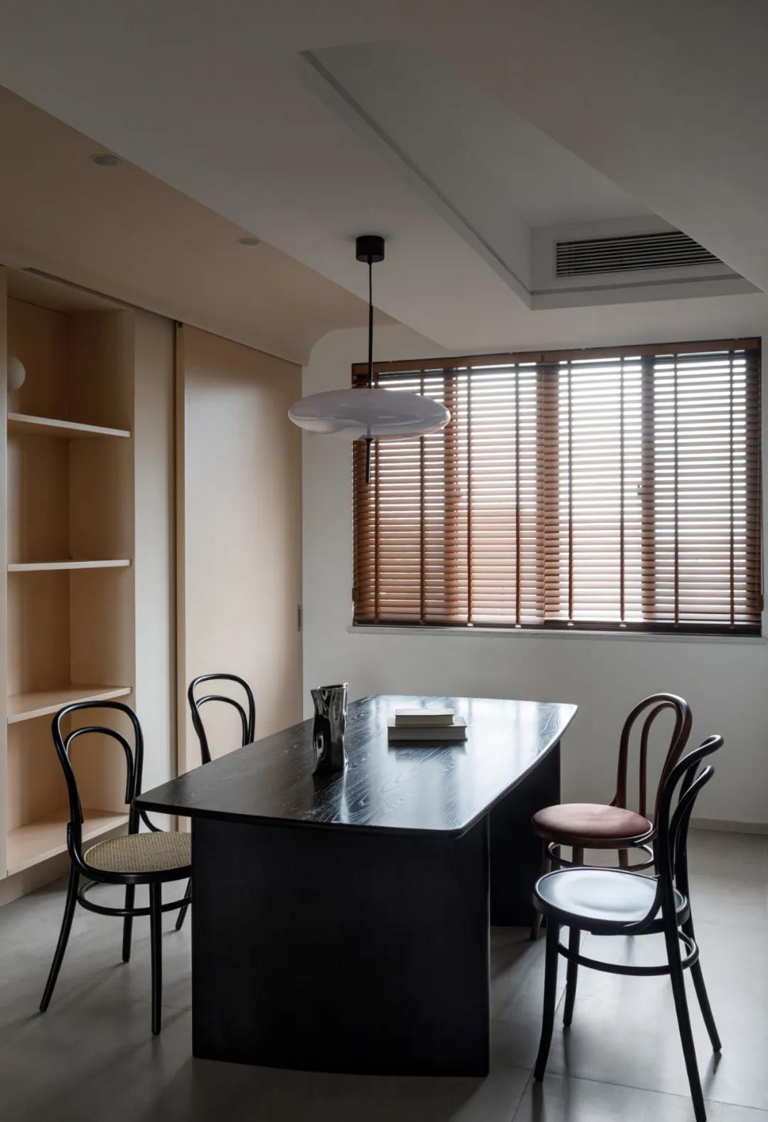 她家小復式把壁龕玩明白了，樓梯也能收納力滿分！	