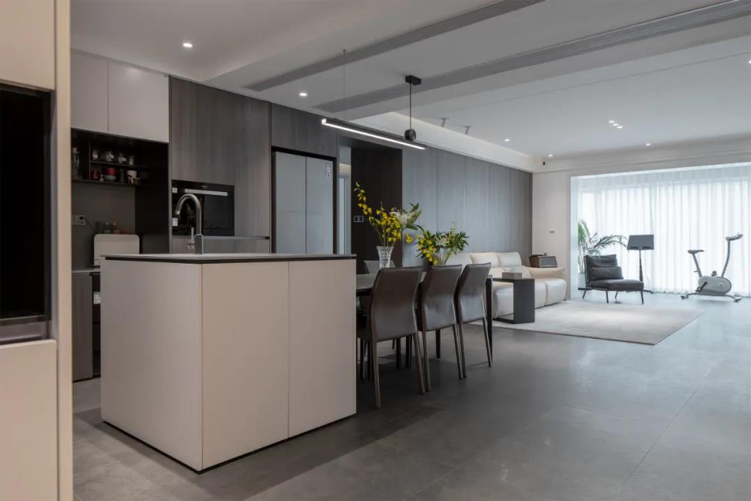 高級感大平層：飄窗別打通了！他家神奇改造多一室