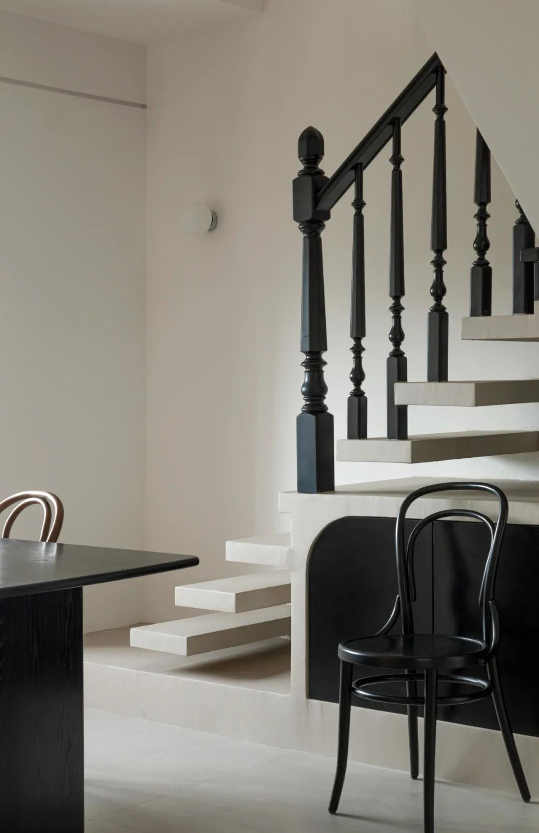 她家小復式把壁龕玩明白了，樓梯也能收納力滿分！	