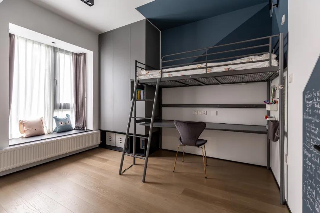 她家兒童房上床下桌+黑板墻，書房更有“小木屋”~