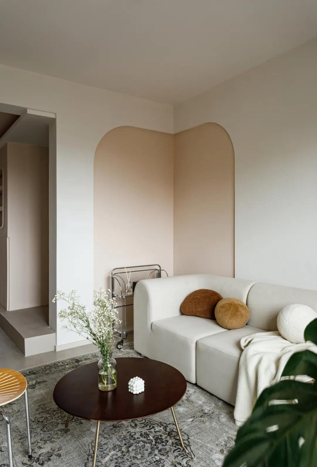 她家小復式把壁龕玩明白了，樓梯也能收納力滿分！	