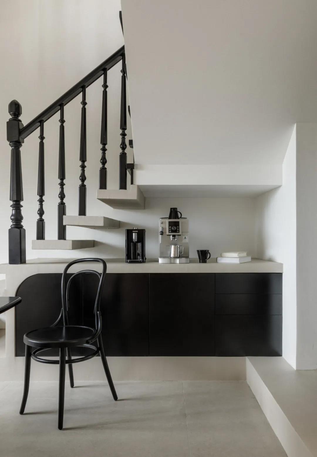 她家小復式把壁龕玩明白了，樓梯也能收納力滿分！	