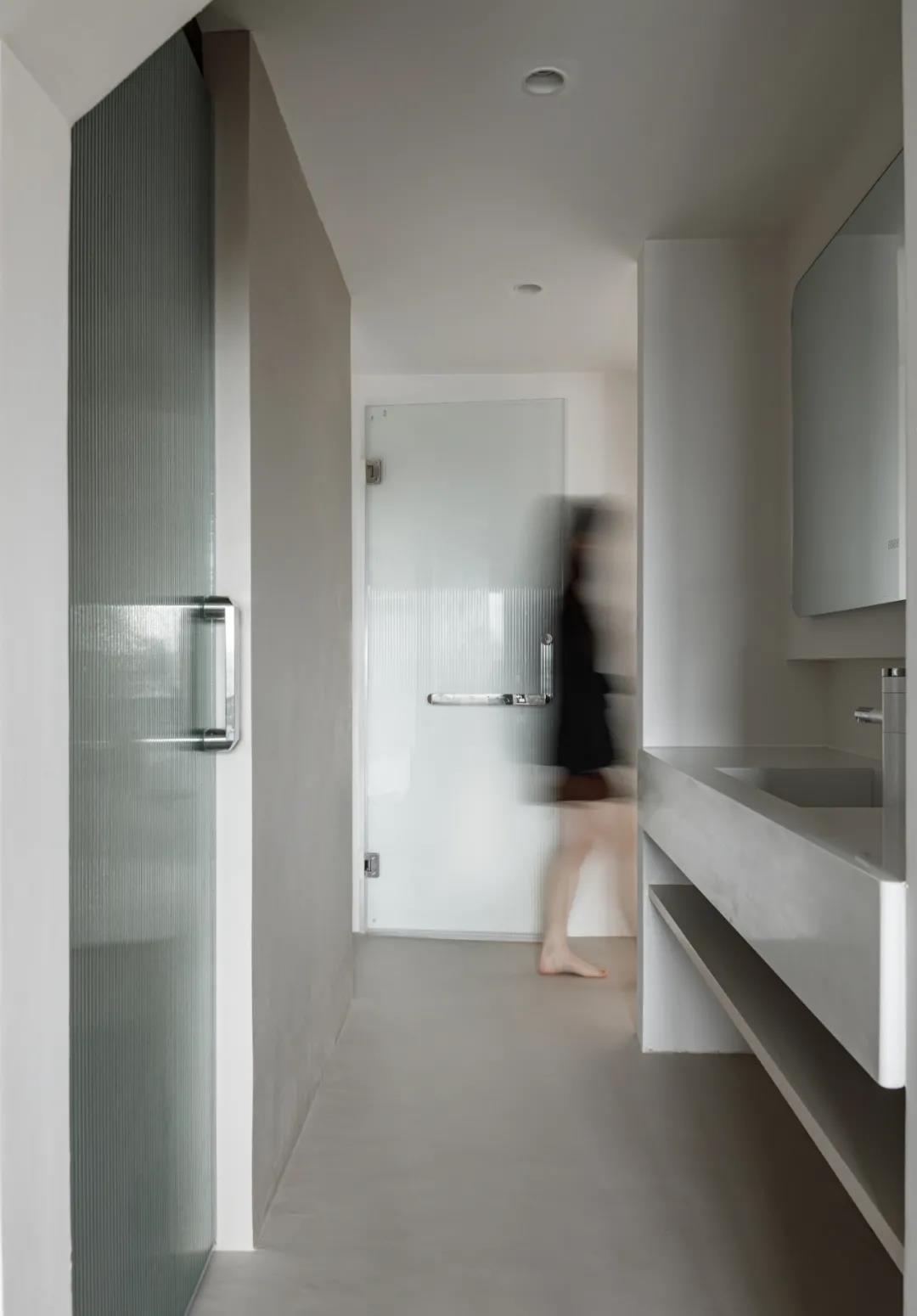 她家小復式把壁龕玩明白了，樓梯也能收納力滿分！	