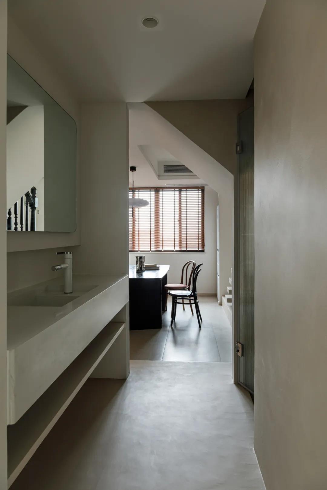 她家小復式把壁龕玩明白了，樓梯也能收納力滿分！	