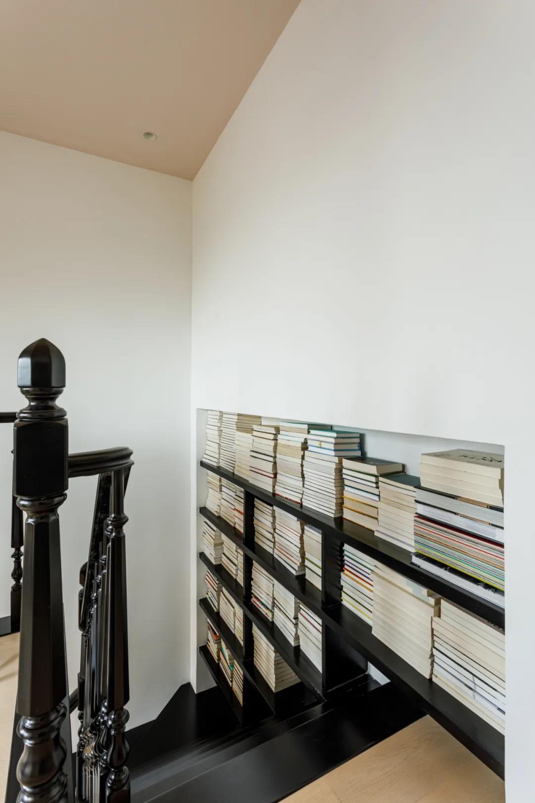 她家小復式把壁龕玩明白了，樓梯也能收納力滿分！	