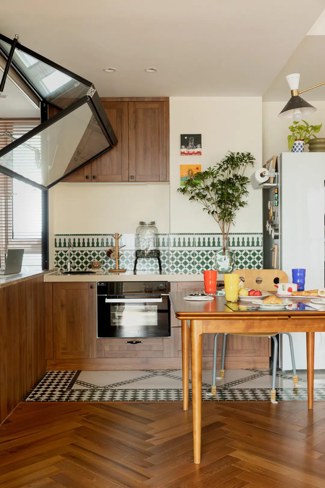 時髦精家裝日記丨“國潮”朱砂色臥室美出圈~	