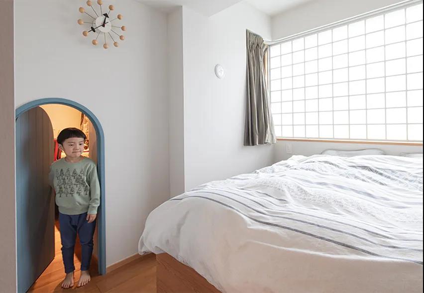 她家和風80㎡「元宇宙兒童房」上床下柜，墻上還開洞？