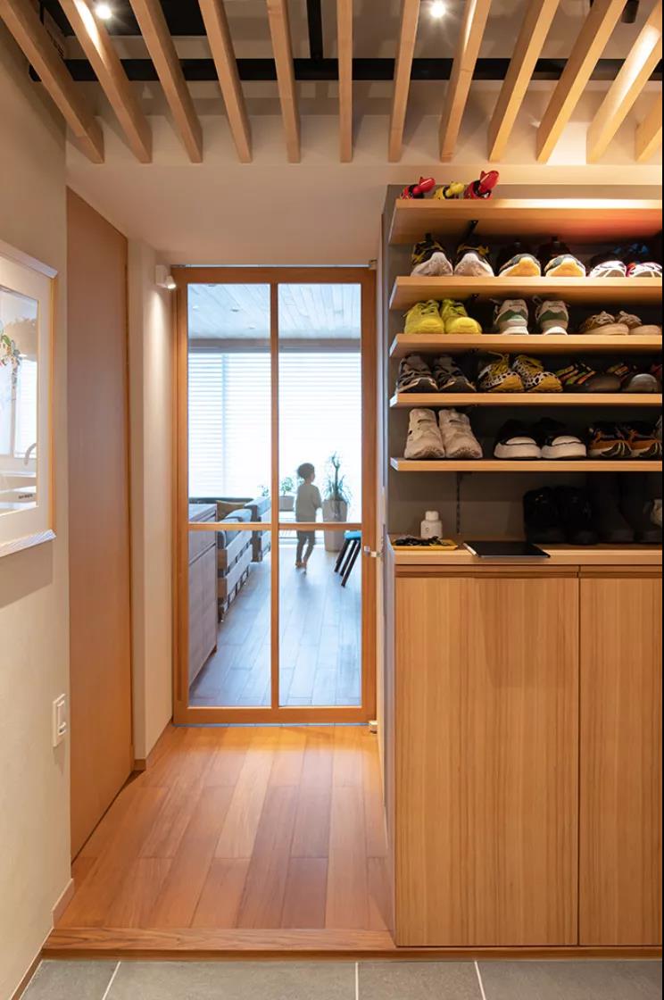 她家和風80㎡「元宇宙兒童房」上床下柜，墻上還開洞？