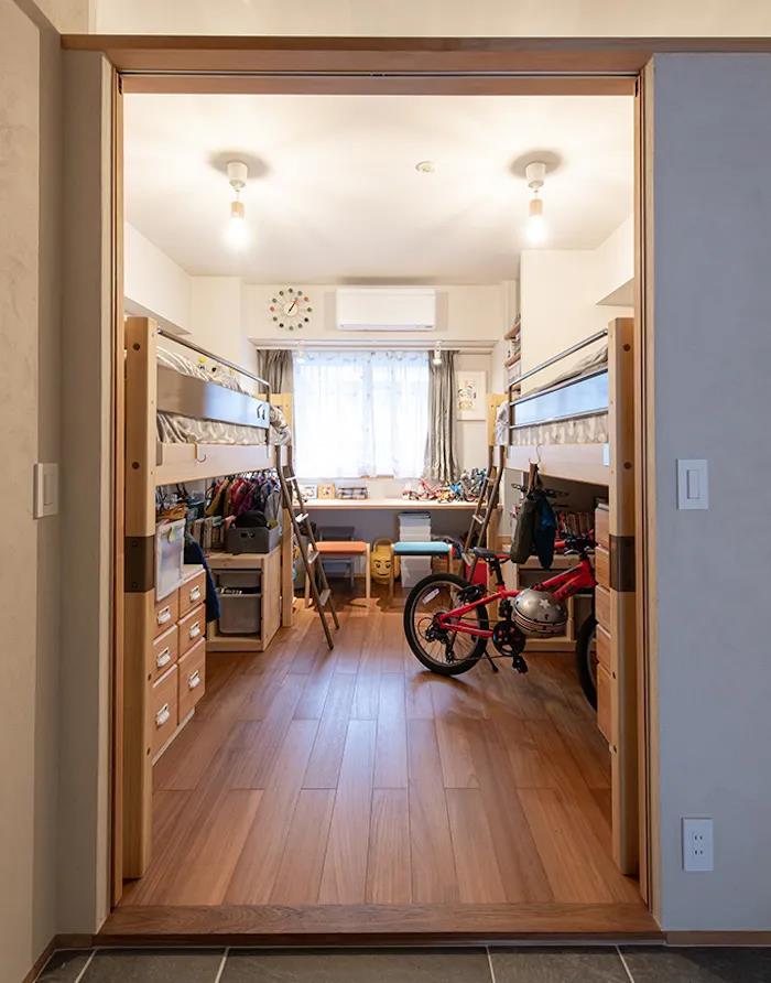 她家和風80㎡「元宇宙兒童房」上床下柜，墻上還開洞？