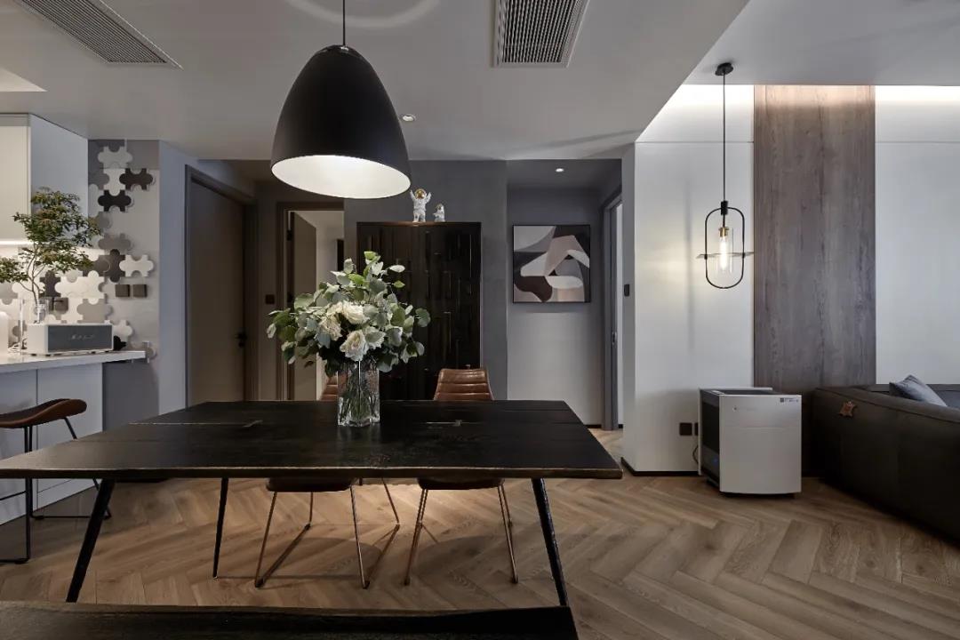 裝修也內卷？黑白+原木打造廣州120㎡電影里的高級感	