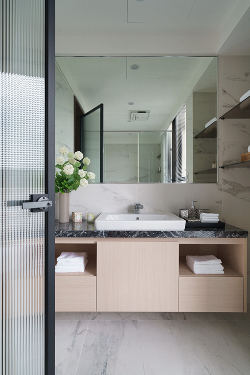 玻璃書房+豪華衣帽間，灑滿陽光的110㎡居家也像在度假