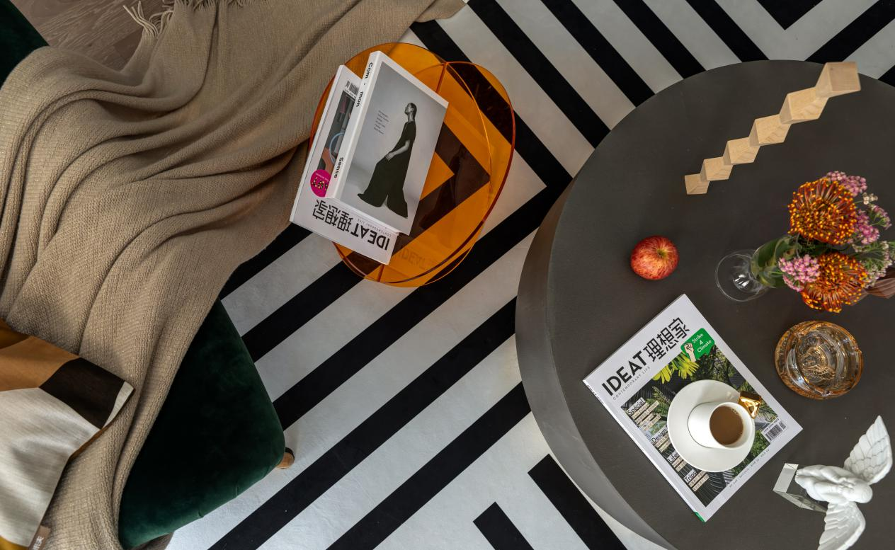 124㎡“色”的魅力，客廳墻變畫廊，留學夫妻的新婚房！	