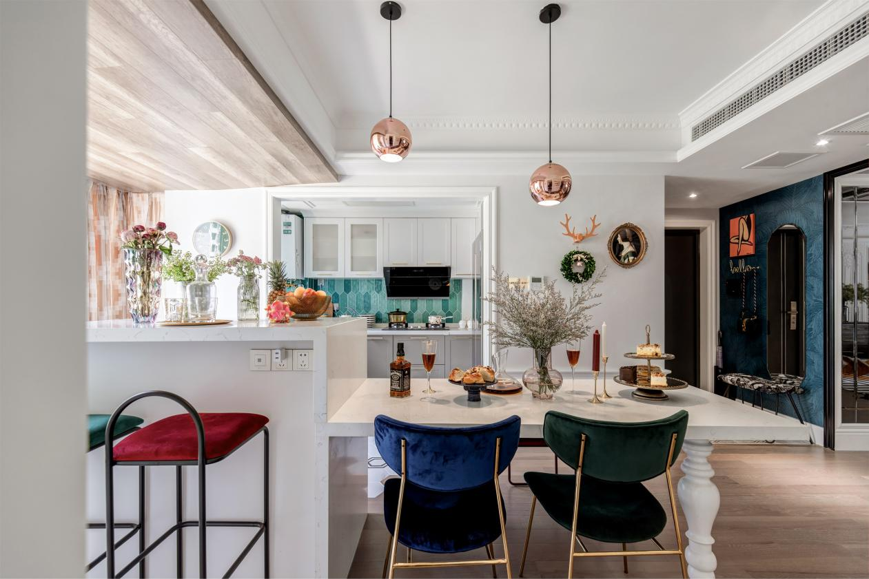 124㎡“色”的魅力，客廳墻變畫廊，留學夫妻的新婚房！	