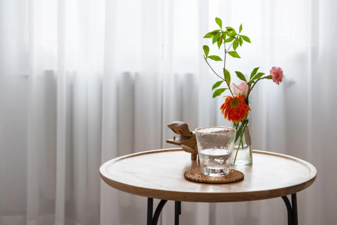 老房沒(méi)廳？80㎡三居變兩居，生活、會(huì)客、休閑面面俱到！