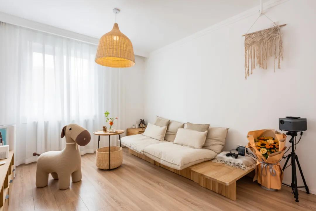 老房沒(méi)廳？80㎡三居變兩居，生活、會(huì)客、休閑面面俱到！