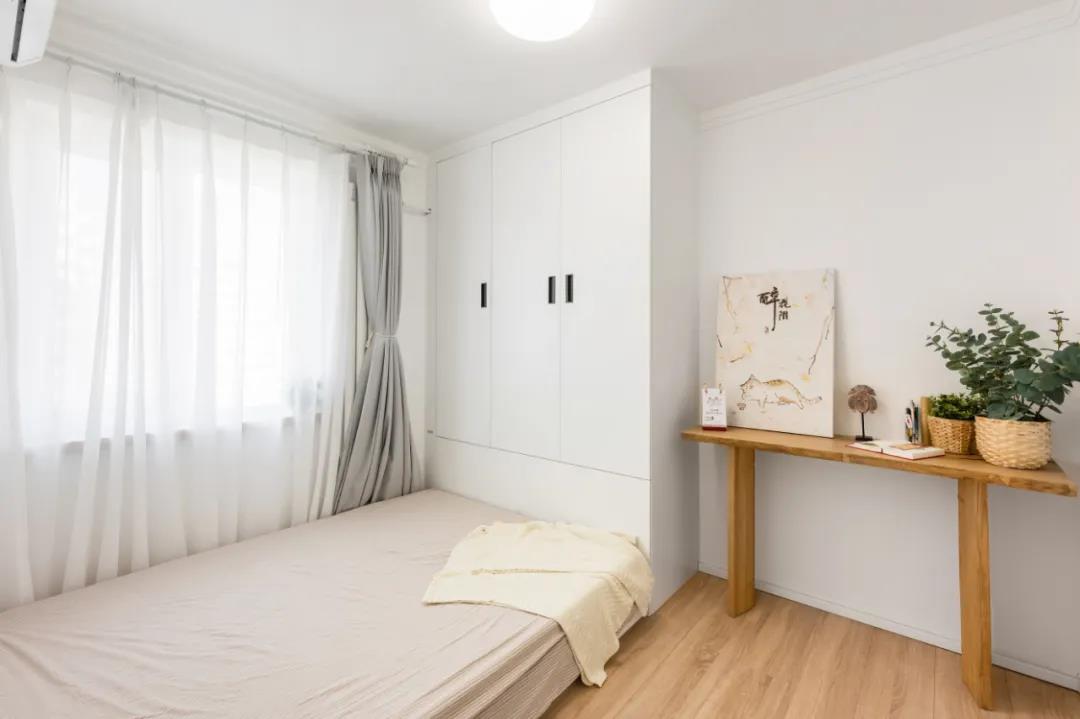 老房沒(méi)廳？80㎡三居變兩居，生活、會(huì)客、休閑面面俱到！