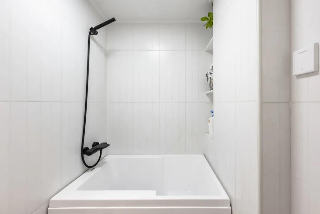 老房沒(méi)廳？80㎡三居變兩居，生活、會(huì)客、休閑面面俱到！