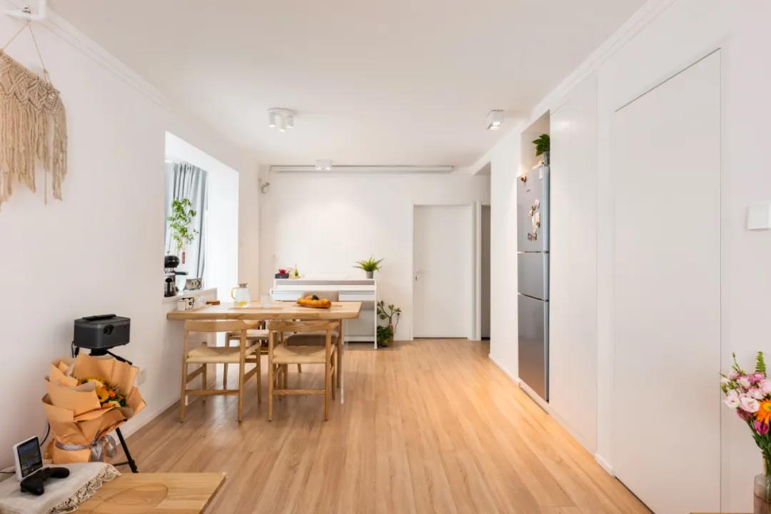 老房沒(méi)廳？80㎡三居變兩居，生活、會(huì)客、休閑面面俱到！