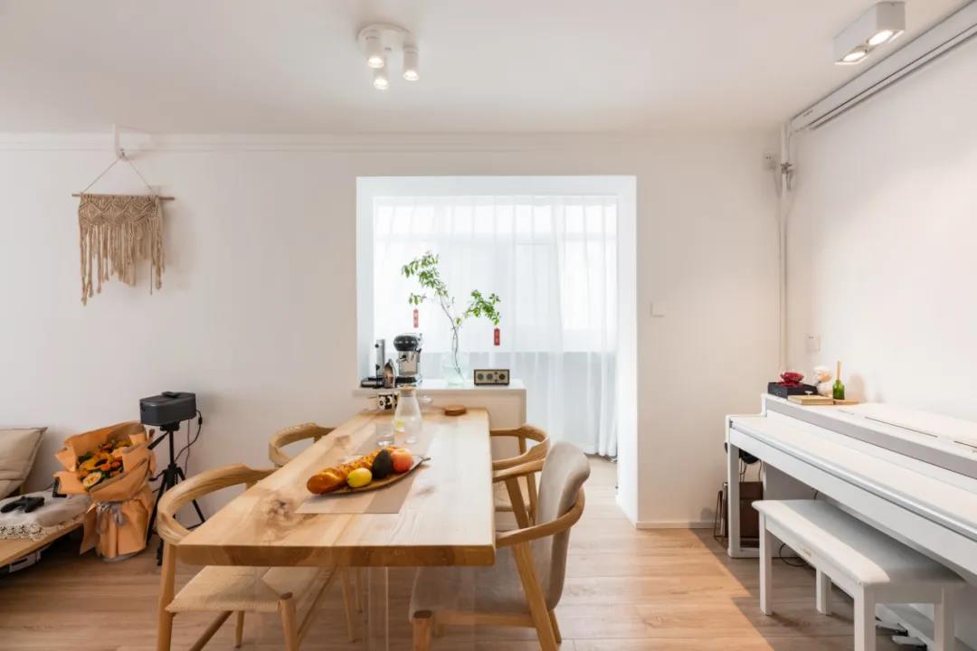 老房沒(méi)廳？80㎡三居變兩居，生活、會(huì)客、休閑面面俱到！