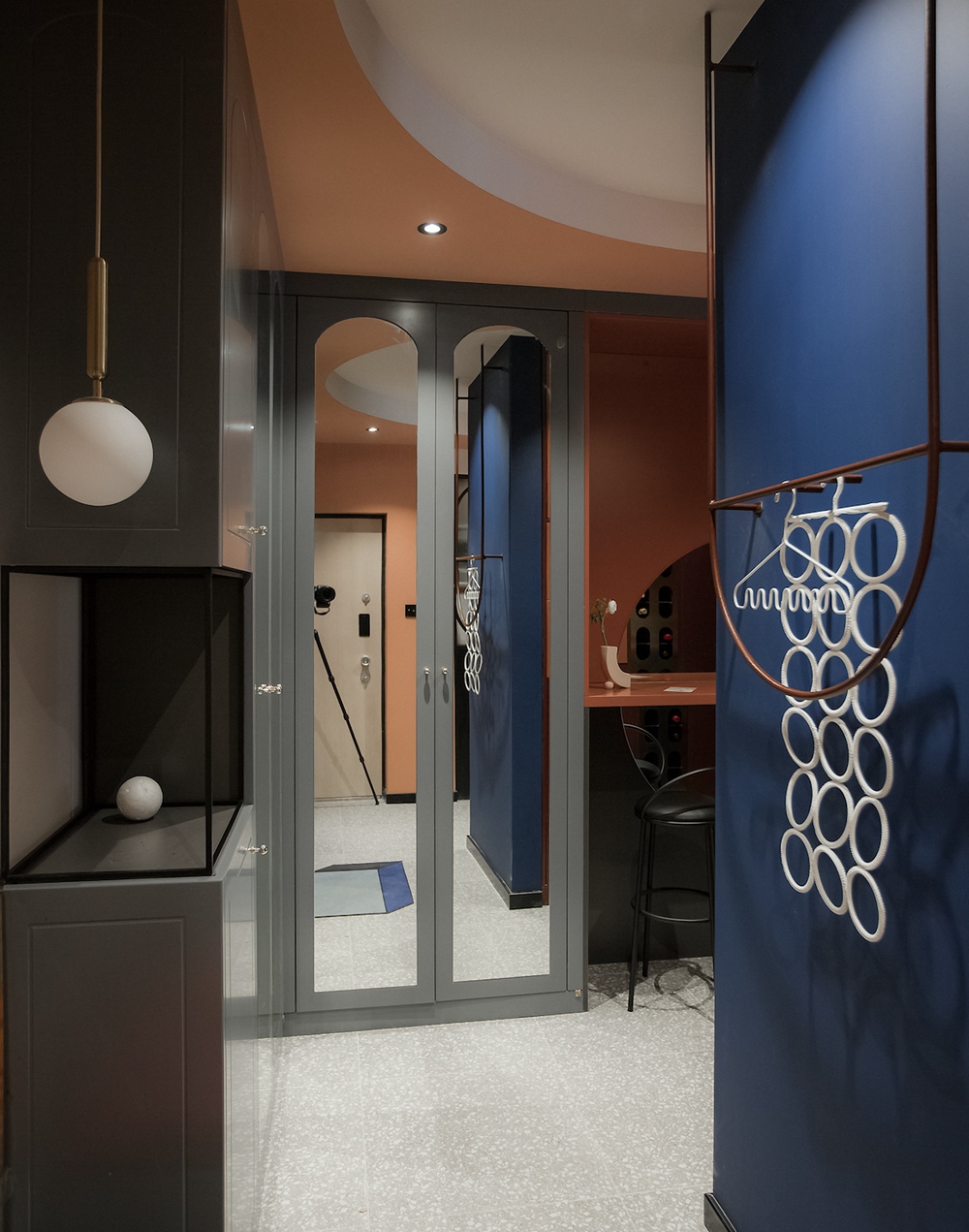 設計師的85㎡『孟菲斯宅』，過道吧臺+酒柜，審美太高級！