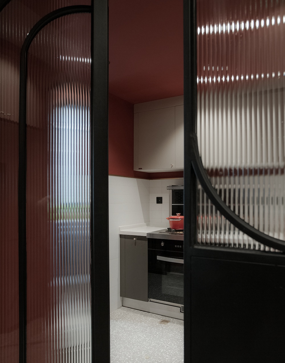 設計師的85㎡『孟菲斯宅』，過道吧臺+酒柜，審美太高級！