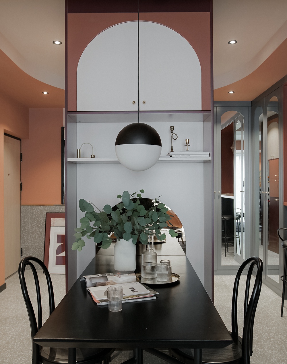 設計師的85㎡『孟菲斯宅』，過道吧臺+酒柜，審美太高級！