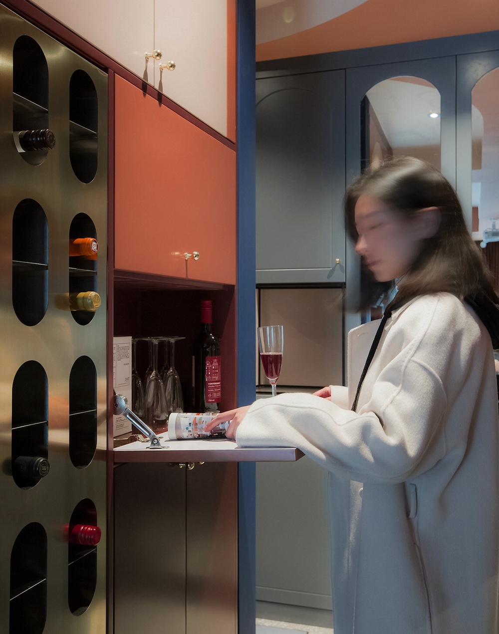 設計師的85㎡『孟菲斯宅』，過道吧臺+酒柜，審美太高級！