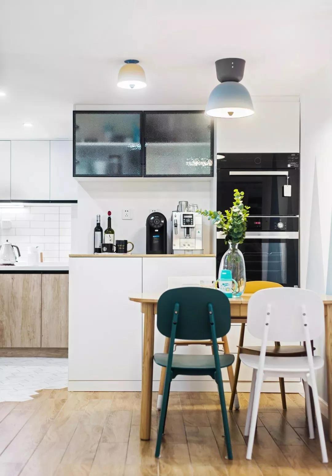 陽臺封進廚房，客廳多出一居，鄰居進門都傻眼了！