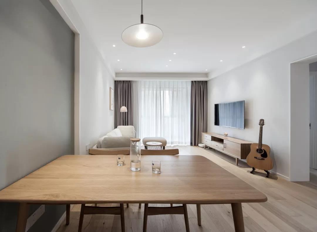 女朋友吵著要在客廳裝書房，起初我不同意，入住后好用哭了