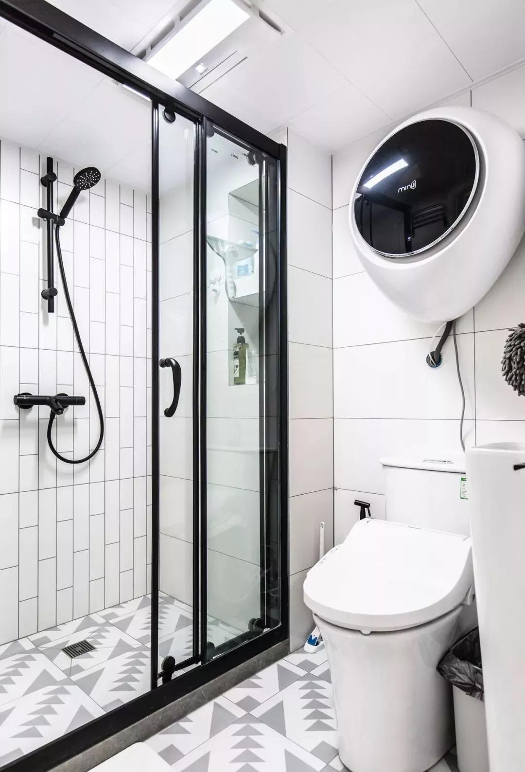 陽臺封進廚房，客廳多出一居，鄰居進門都傻眼了！