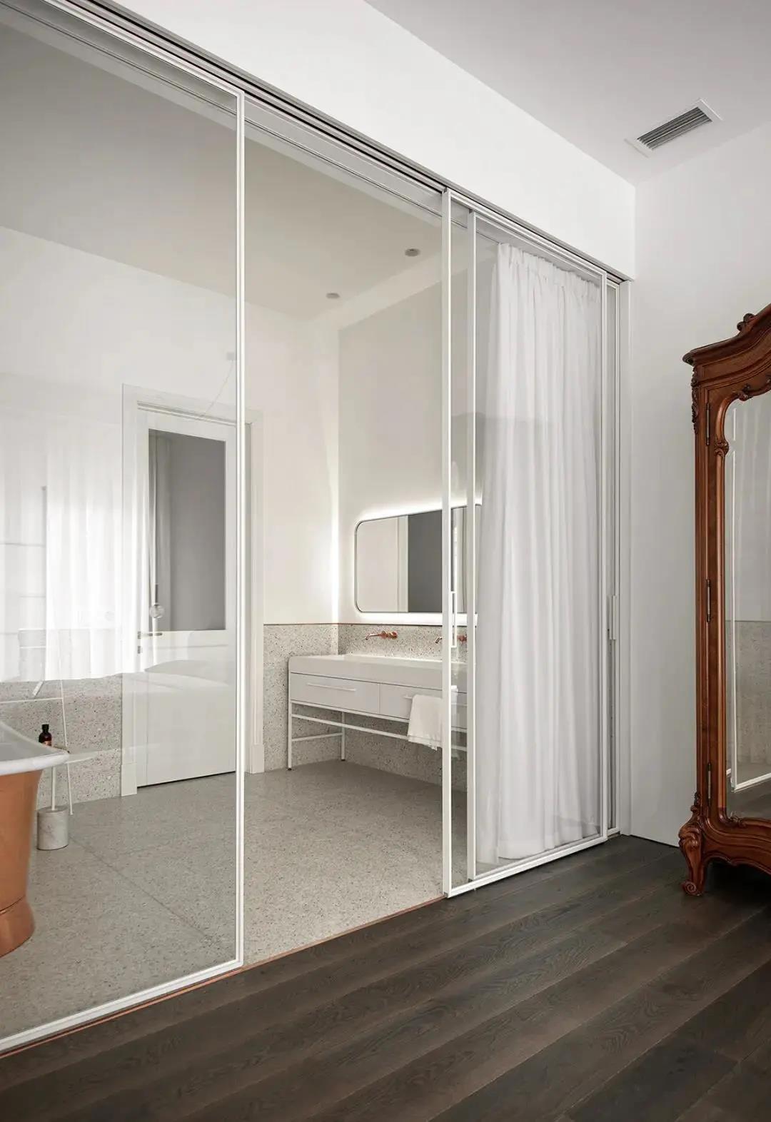 140㎡3居改2居，客廳去電視沙發，這屆年輕人真會玩！