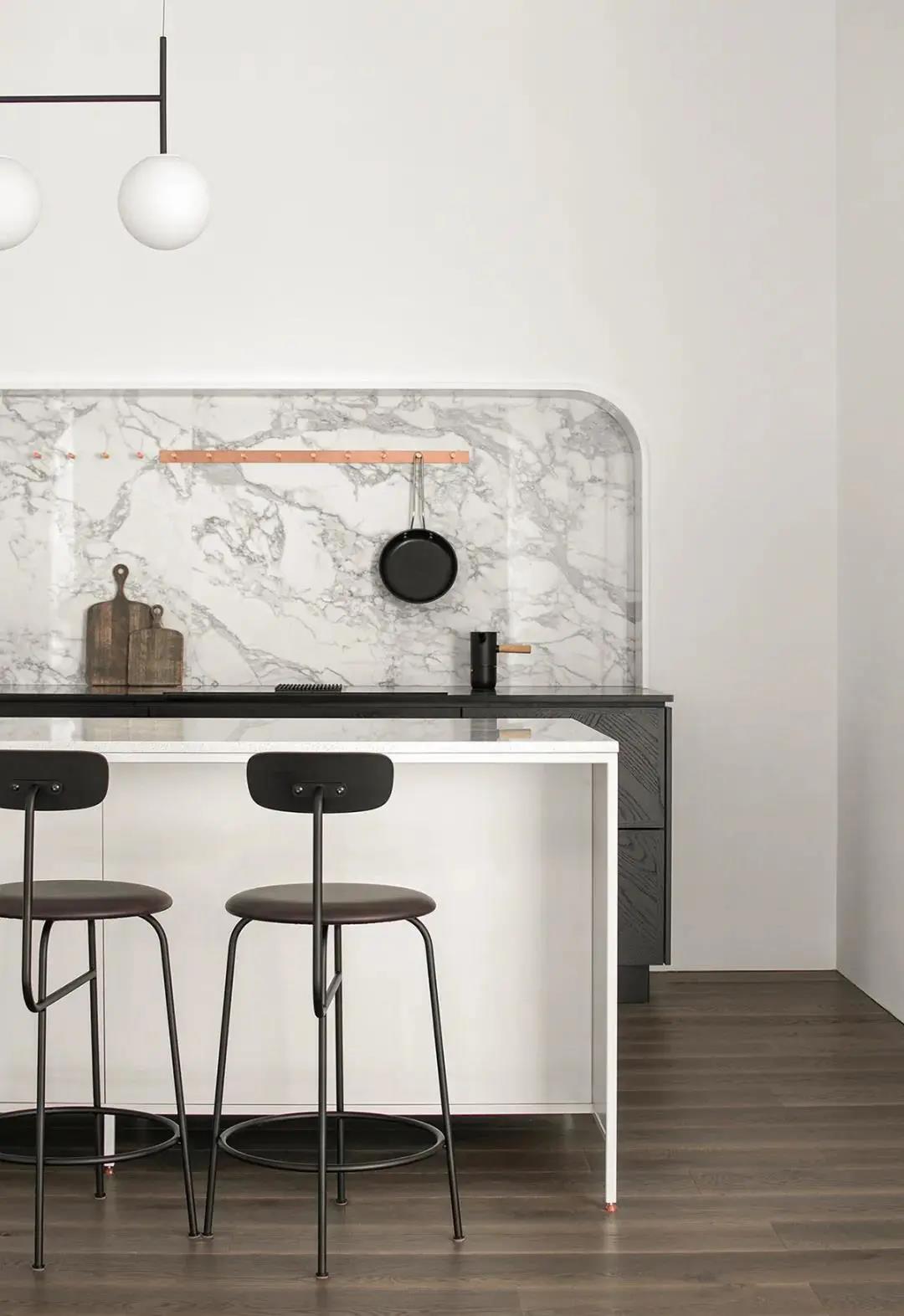 140㎡3居改2居，客廳去電視沙發，這屆年輕人真會玩！