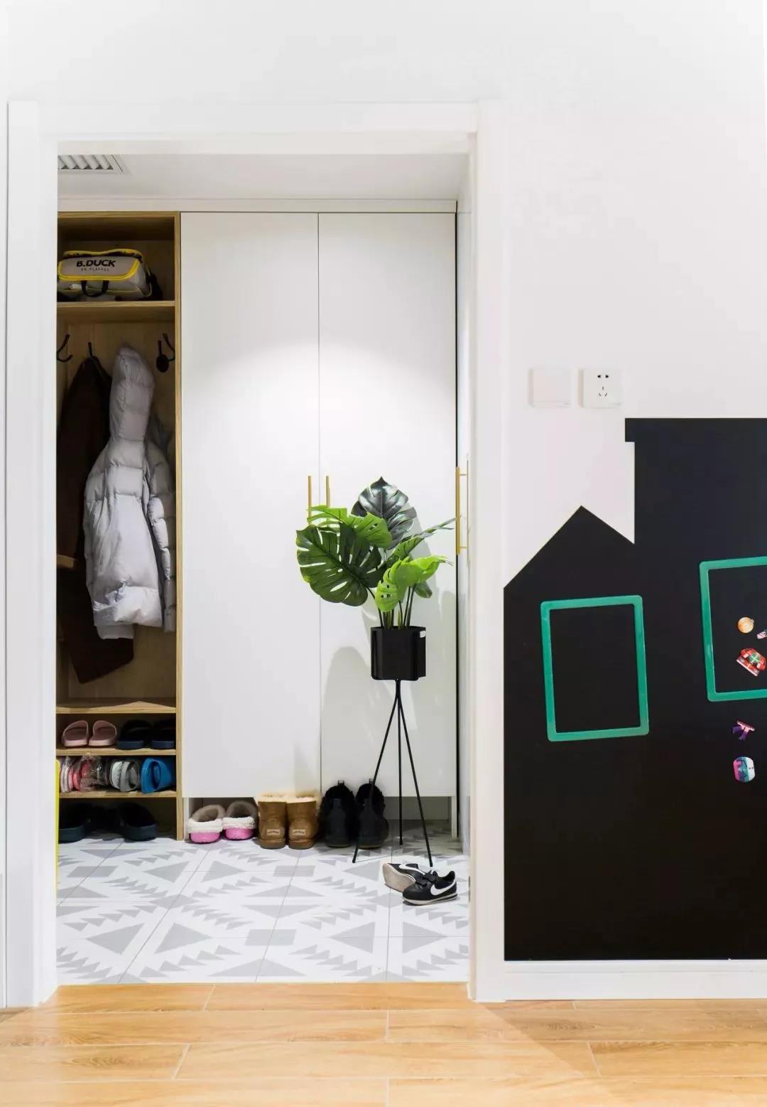 陽臺封進廚房，客廳多出一居，鄰居進門都傻眼了！