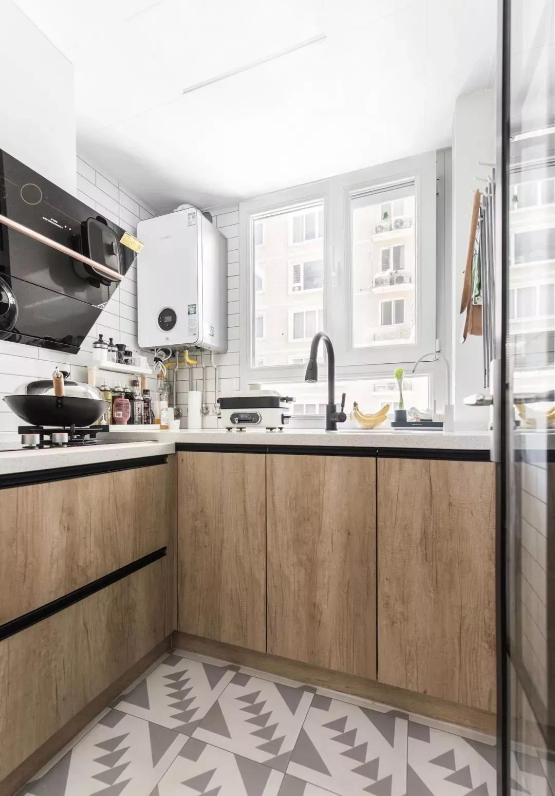 陽臺封進廚房，客廳多出一居，鄰居進門都傻眼了！