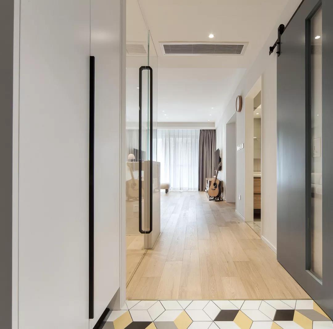 女朋友吵著要在客廳裝書房，起初我不同意，入住后好用哭了