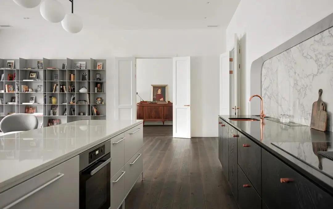 140㎡3居改2居，客廳去電視沙發，這屆年輕人真會玩！