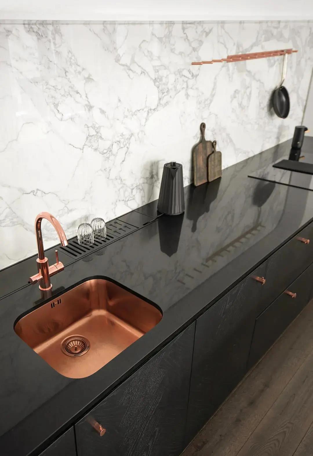 140㎡3居改2居，客廳去電視沙發，這屆年輕人真會玩！