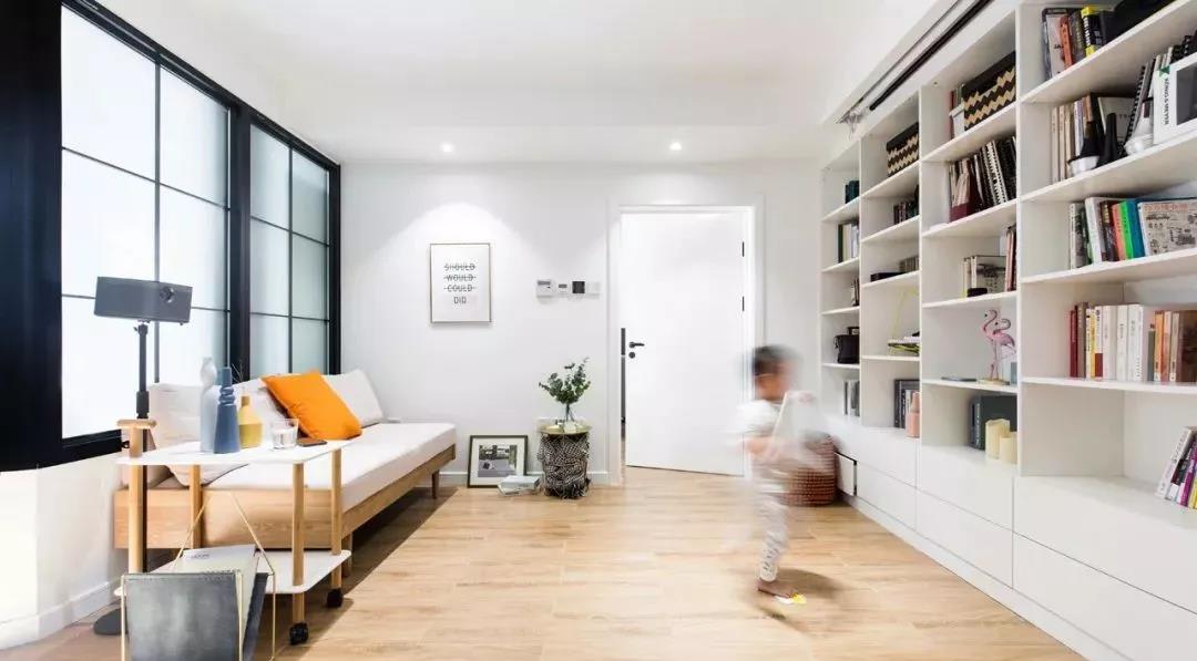 陽臺封進廚房，客廳多出一居，鄰居進門都傻眼了！