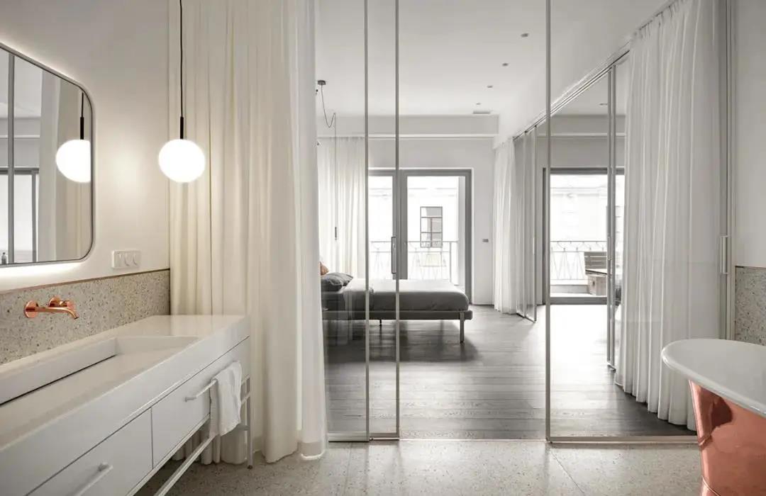 140㎡3居改2居，客廳去電視沙發，這屆年輕人真會玩！