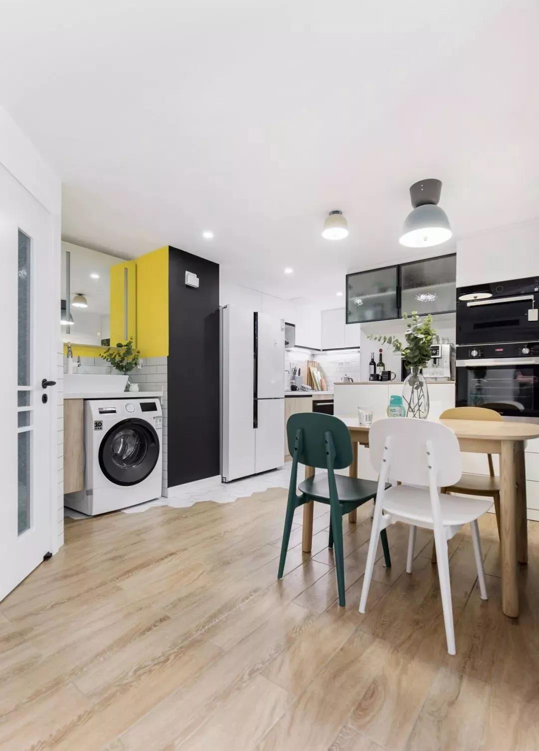 陽臺封進廚房，客廳多出一居，鄰居進門都傻眼了！