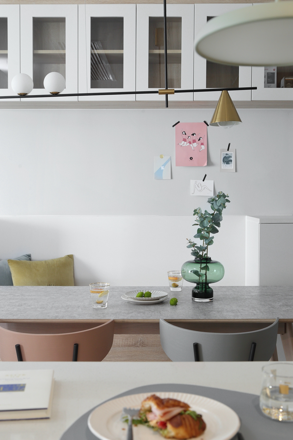 客廳變成“朋友圈”，取消電視后，我的婚房寬敞了一倍！