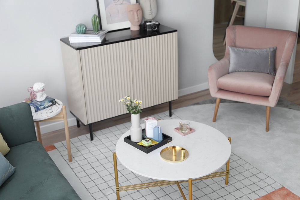 客廳變成“朋友圈”，取消電視后，我的婚房寬敞了一倍！