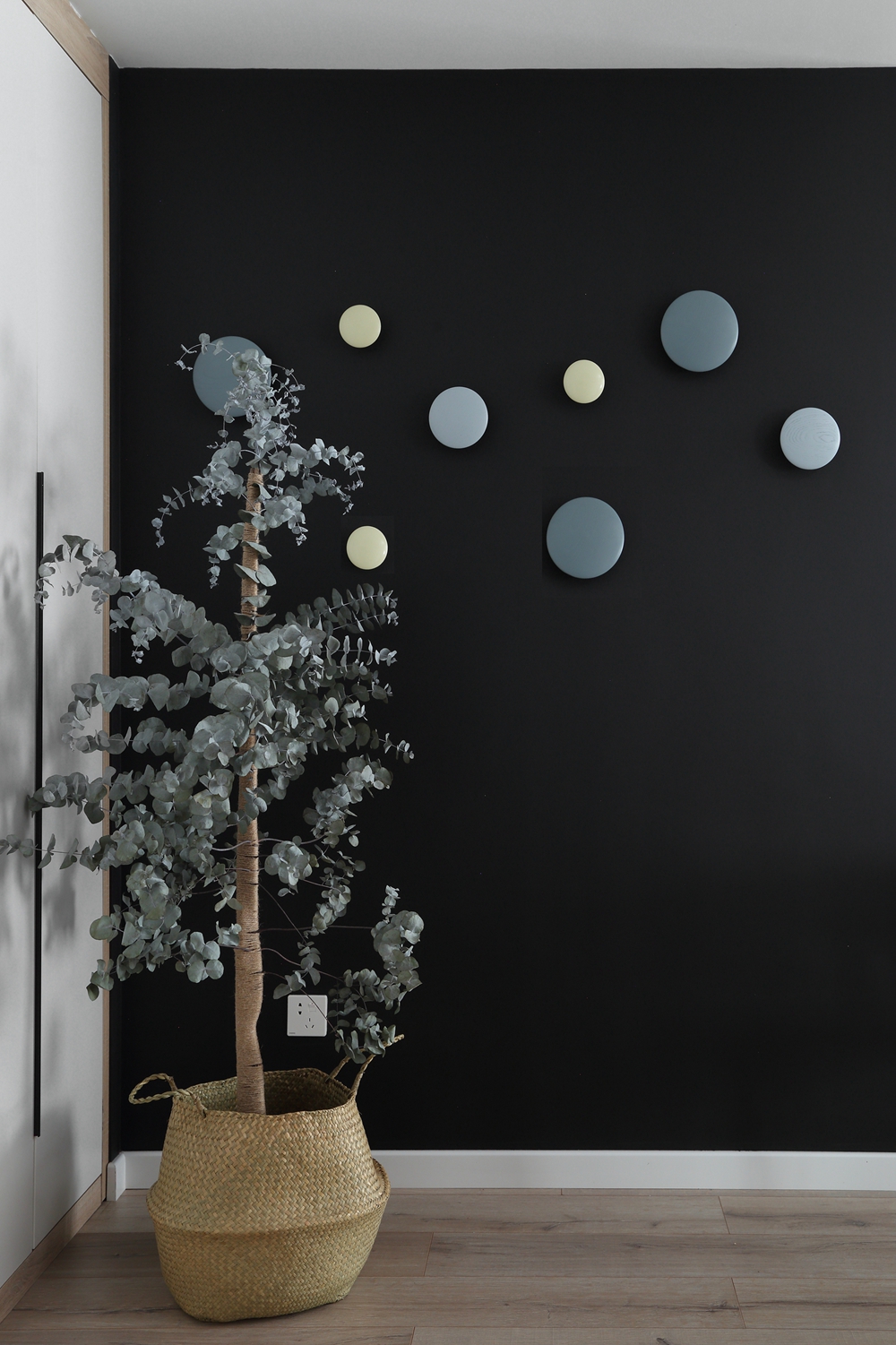 客廳變成“朋友圈”，取消電視后，我的婚房寬敞了一倍！