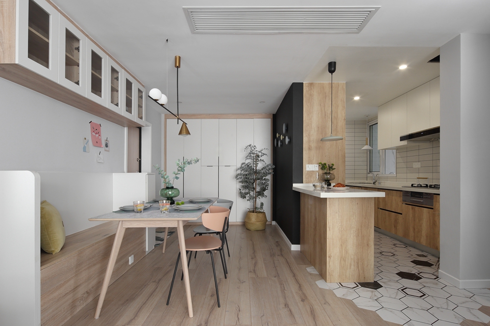 客廳變成“朋友圈”，取消電視后，我的婚房寬敞了一倍！