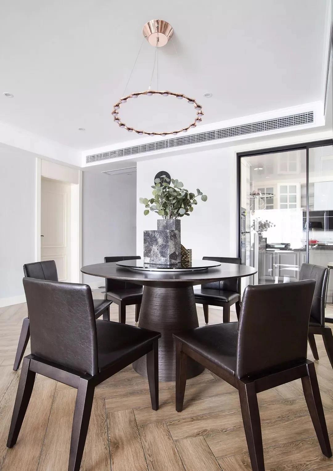 圓桌餐廳占空間？學(xué)她家這么設(shè)計(jì)，一家5口不擁擠！